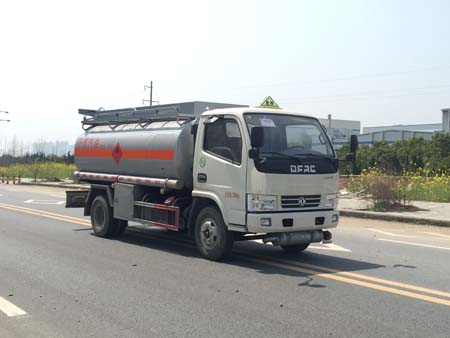 東風多利卡5噸油罐車